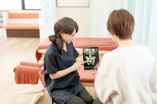 今後の通院計画を説明する様子