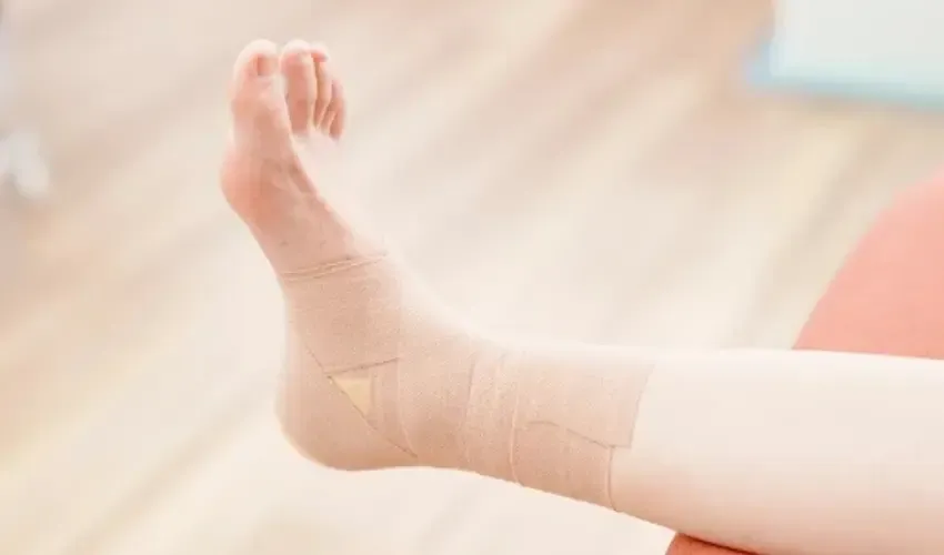 なわ整骨院で足関節捻挫後に行ったテーピングの例