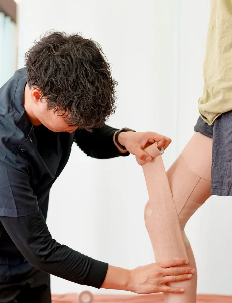 身体の動きやスポーツ復帰に向けた状態を確認する様子