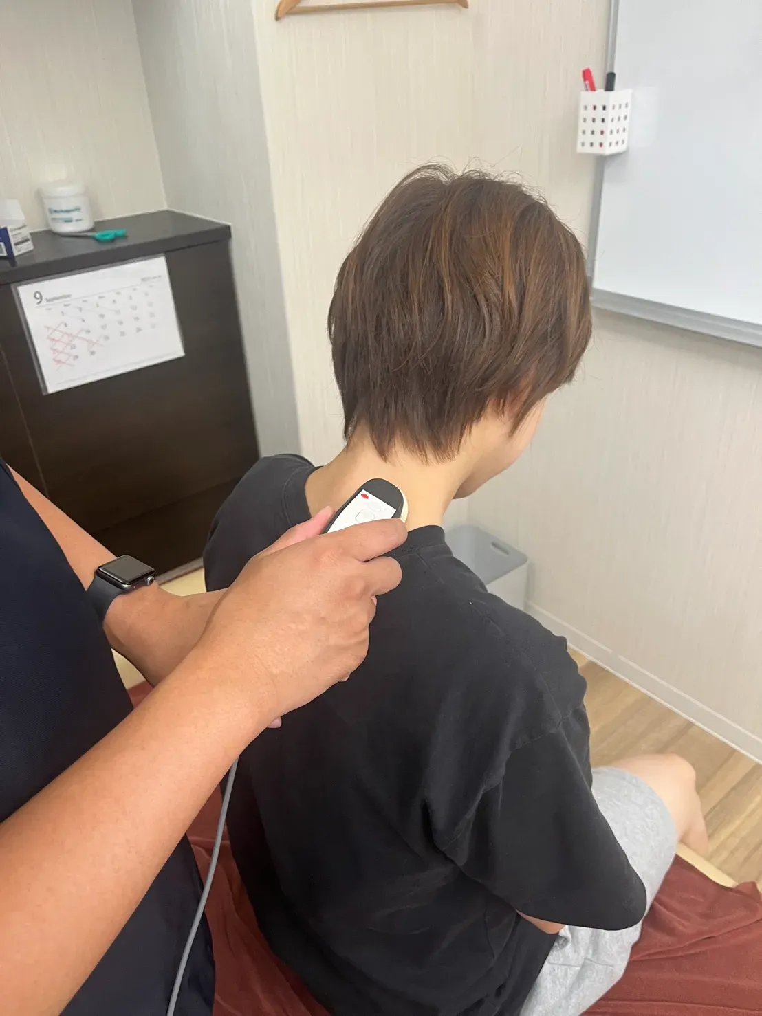 ハイボルト機器を用いた施術の様子